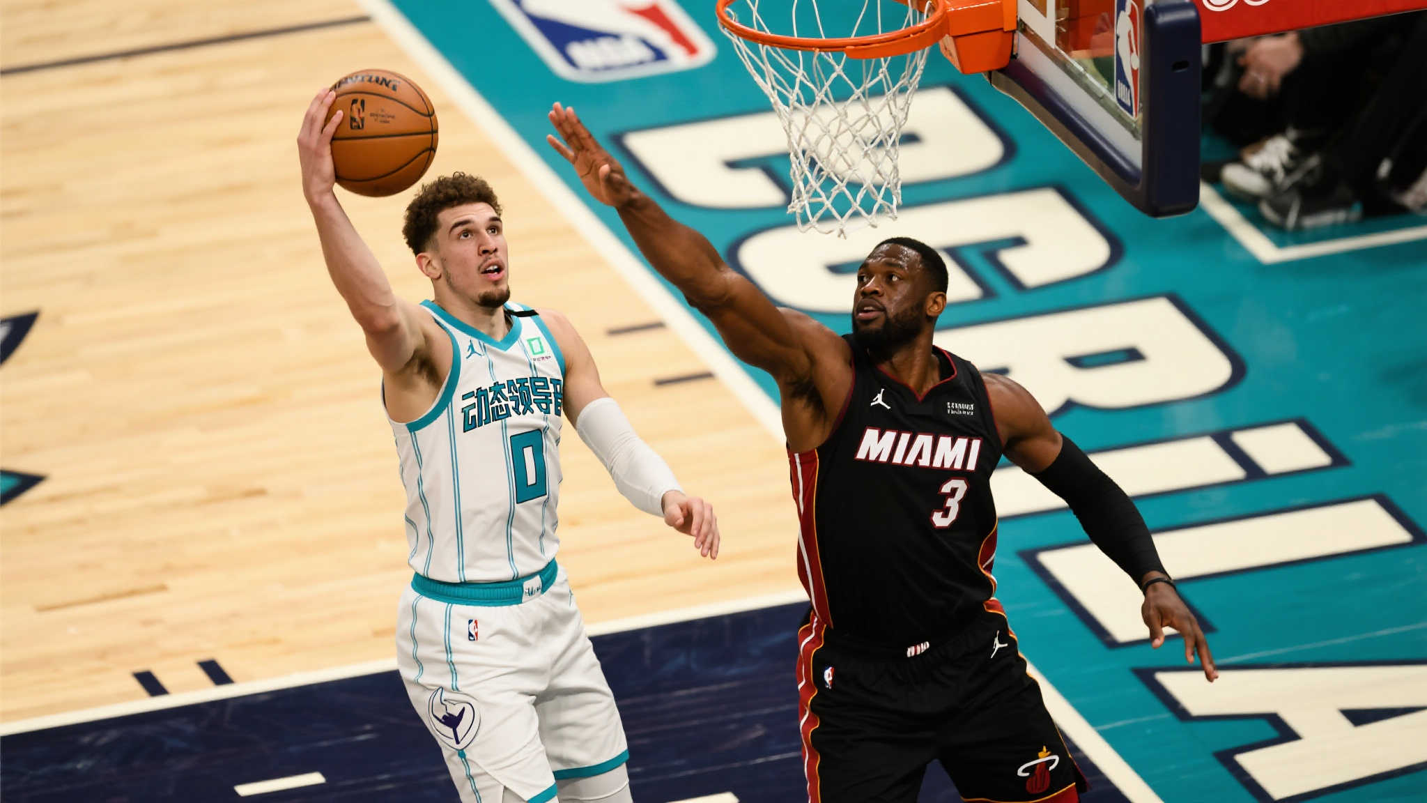 特别值得注意的是，这次战役里，不少镜头记录下他机敏